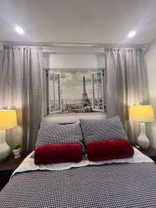 Window to Paris Studio on Lake Conroe