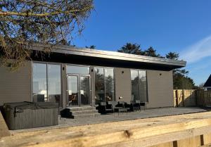 Luxurious Lodge with Hot Tub on NC500 - Thrumster Lodges