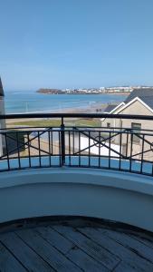 Portrush West Strand, Seaviews, 2 balconies sleeps 6