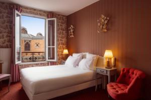 Deluxe Double or Twin Room with Partial Eiffel Tower or Sacré Coeur View room in Regyn's Montmartre