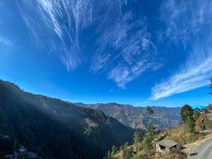 Scenic Village Stay near Kufri With Bonfire & Veg Meals-Alpine Crest Homestay Kufri