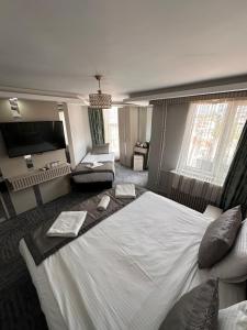 Standard Triple Room room in Hotel Grand Heykel
