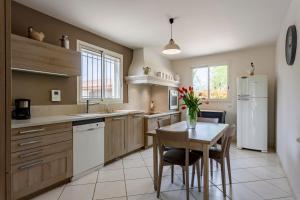 Maisons de vacances L-Estive - Maison climatisee avec piscine : photos des chambres