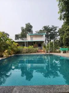 Serene getaway with Karaoke Lounge Nandan farms - Gorhe