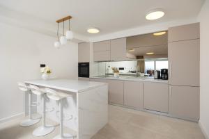 Seaside Luxury Apartment Tanita