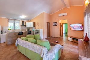 Villa Delore, a romantic villa with pool, close to the sea