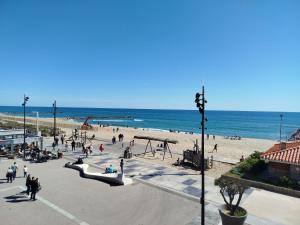 Plage, commerces et animations pour ce T2 avec parking privatif -5AT30
