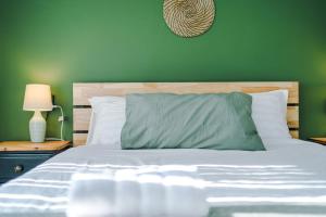 Stunning 3 Bedroom Home In Stretford, Game Room, Summer House, Smart TV, Driveway