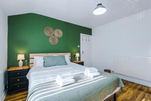 Stunning 3 Bedroom Home In Stretford, Game Room, Summer House, Smart TV, Driveway