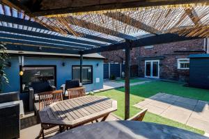 Stunning 3 Bedroom Home In Stretford, Game Room, Summer House, Smart TV, Driveway