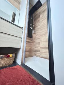 Chambre luxe avec espace petit déjeuner et travail