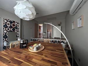 Chambre luxe avec espace petit déjeuner et travail