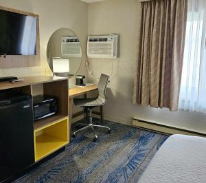 Queen Room - Non-Smoking room in Days Inn and Suites by Wyndham Downtown Missoula-University
