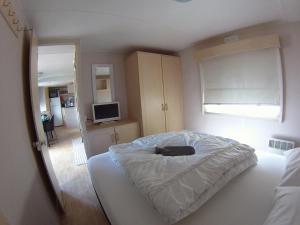 Chalet met 2 slaapkamers op gezellige camping met zwembad nabij Ijsselmeer