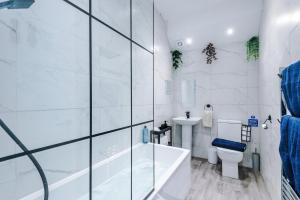 Incredible 4Bedroom Home In Salford, Game Room, Free Parking, Smart TV