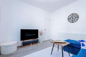 Incredible 4Bedroom Home In Salford, Game Room, Free Parking, Smart TV