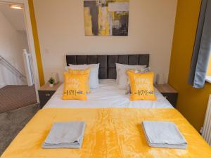 Spacious 5-Bed Home Free Driveway Parking, Near City & Attractions