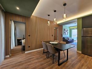 Acropolis Panorama Suite by YHA