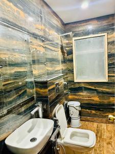 Hotel Red Stone Inn Walkable from New Delhi Railway Station