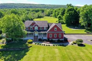Estate with pool on 11 beautiful acres - Peekskill