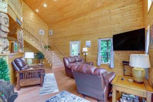 3 Mi to Marina: Cabin w Hot Tub in Byrdstown!