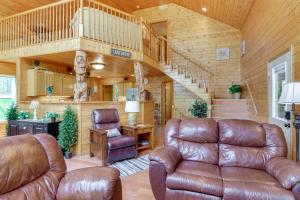 3 Mi to Marina: Cabin w Hot Tub in Byrdstown!