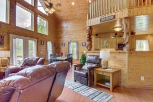 3 Mi to Marina: Cabin w Hot Tub in Byrdstown!
