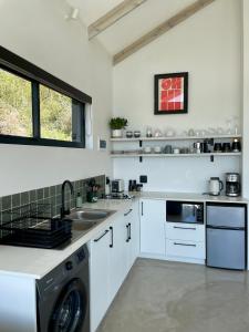 Hillandale Huddle - modern forest cabin near Plett