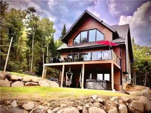 Forest Chalet with Hot Tub & Lake Views near Mont Saint-Sauveur - Sainte-Adèle