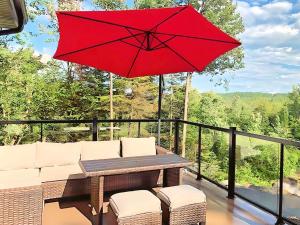 Forest Chalet with Hot Tub & Lake Views near Mont Saint-Sauveur