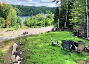 Forest Chalet with Hot Tub & Lake Views near Mont Saint-Sauveur