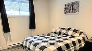 Forest Chalet with Hot Tub & Lake Views near Mont Saint-Sauveur