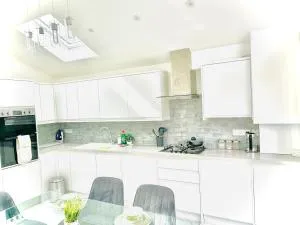 Elegant 3-Bedroom Home in Windsor-Heathrow - Winkfield