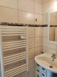 Maisons de vacances Une petite maison dans un quartier calme dans la zone verte proximite tous commerces : photos des chambres