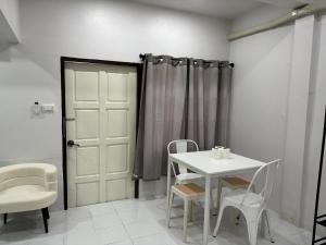 Entire House with 1 bedroom