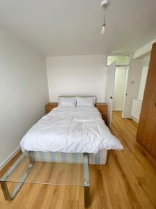 2 bedroom flat Parson House W2