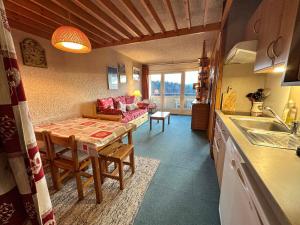 Appartement 2 pièces au pied des pistes de ski avec balcon et parking - FR-1-515-31