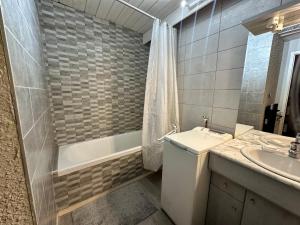 Appartement 2 pièces au pied des pistes de ski avec balcon et parking - FR-1-515-31