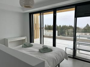 Spacious Beach House in Malaga-Cala de Mijas, amazing see view, 3 bedroom, garden & Common Pool