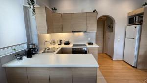 Elegant Glyfada Apartment-private Garden-Near METRO