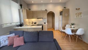 Elegant Glyfada Apartment-private Garden-Near METRO