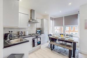 Modern 3BR APT,25 Min to AELTC Tennis Championship