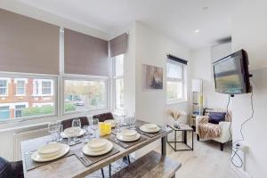 Modern 3BR APT,25 Min to AELTC Tennis Championship