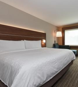 Holiday Inn Express & Suites Charlotte - Ballantyne by IHG