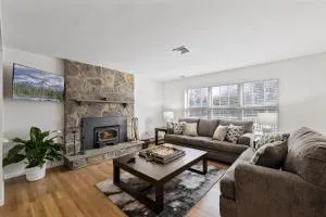 Very Private Large Home on 22 Acres - 米德尔敦