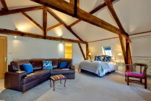 The Grain Loft, luxury suite, Stamford Town Centre by Belmont Places - Carlby