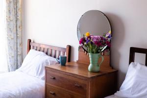 Half Moon House - Timeless Charm with Sea Views