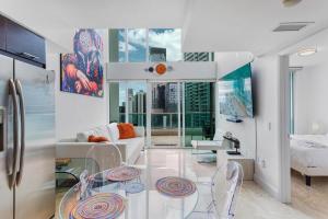 Brickell Miami LUXURY LOFT 2bd 2bth, Sleeps 6, Garage Parking, Walk to HOTTEST Restaurants & Nighlife