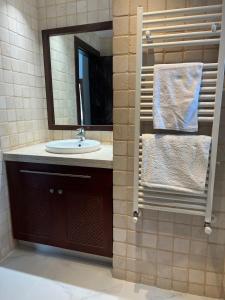 Modern 3 Bedroom Villa with Pool & Garden, Ideal for Families