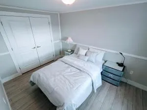 Queen Bedroom - Dingwall